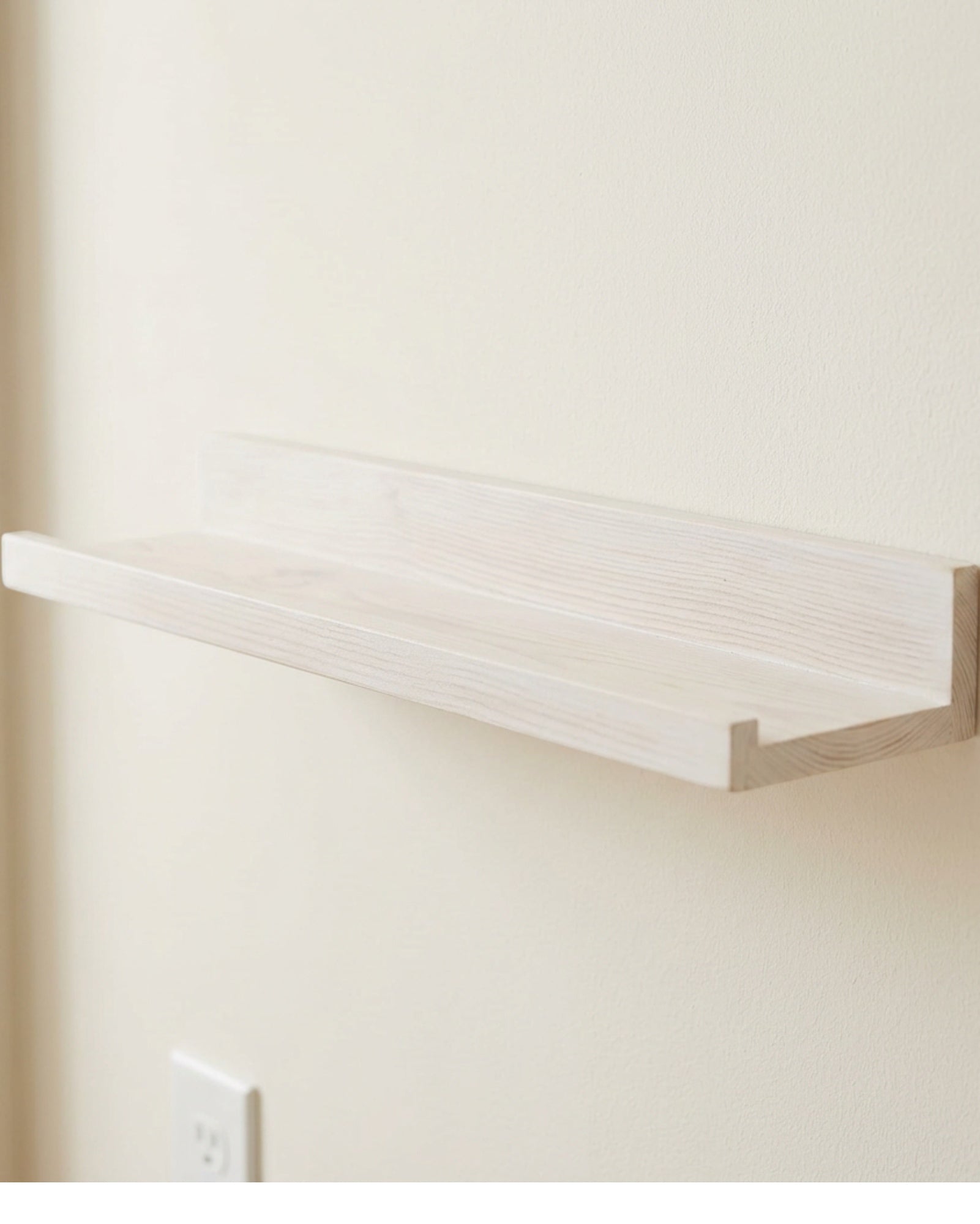 Zxpvn Pine Picture Ledge Wall Shelf Whitewash 50 cm - Lifestyle view